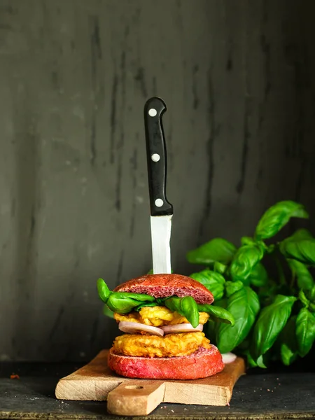 Kırmızı Burger Etli Sandviç Pembe Çörek — Stok fotoğraf