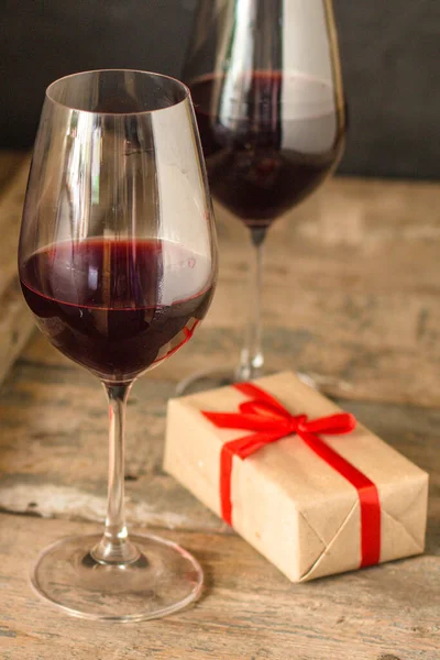 Gläser Mit Rotwein Und Geschenkkarton — Stockfoto