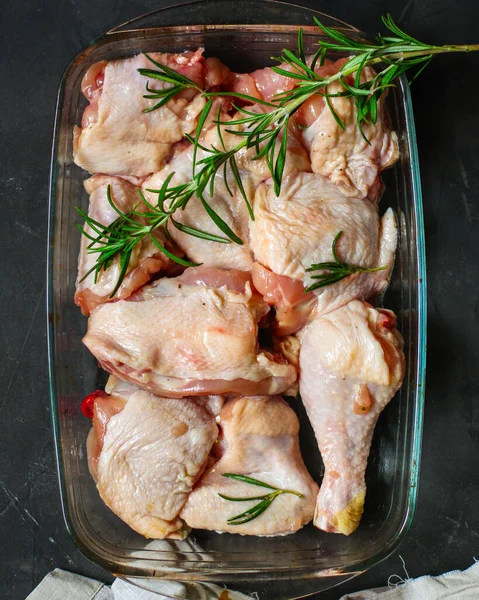 Siyah arka planda baharatlı ve otlu çiğ tavuk. yakın çekim görünümü.