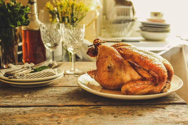 Gebratenes Huhn Mit Gemüse Und Gewürzen Auf Holztisch — Stockfoto