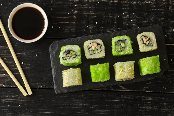 Masada nefis suşi seti, geleneksel Asya mutfağı.