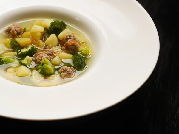 Soep Vlees Ballen Groenten Broccoli Aardappelen Verse Portie Klaar Eten — Stockfoto