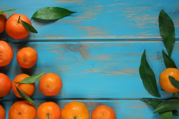 Érett Mandarinok Levelekkel Kék Háttérrel Felülnézet — Stock Fotó