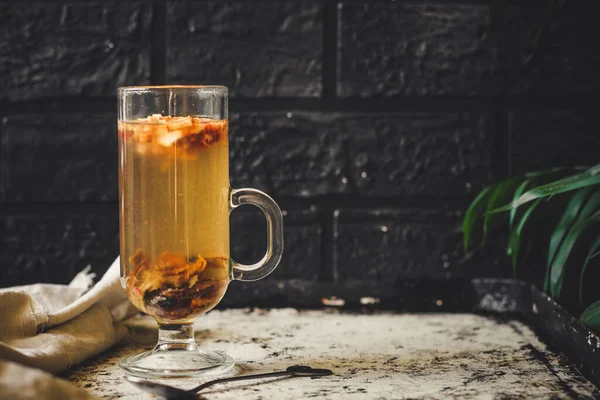 Kurumuş meyveli çay