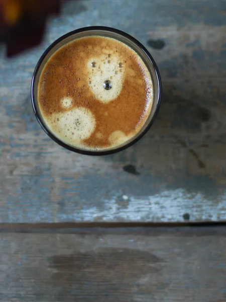 Ahşap Zemin Üzerinde Bir Bardak Kahve Içeceği — Stok fotoğraf