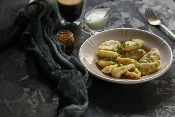 Köstliche Hausgemachte Knödel Mit Sauce Auf Dem Tisch Von Oben — Stockfoto