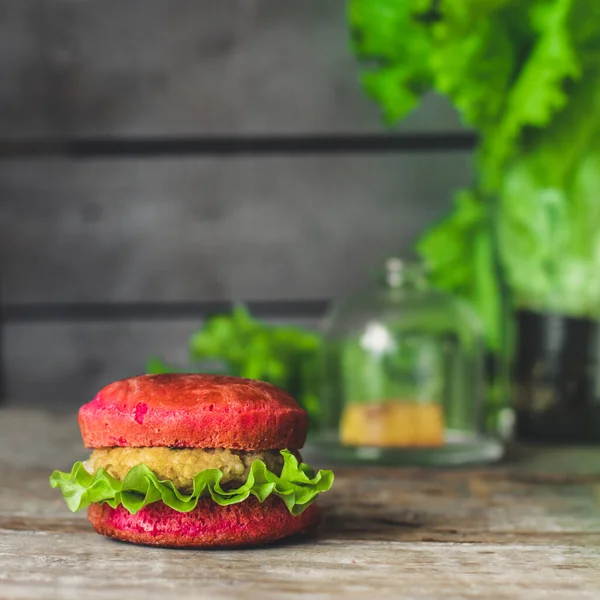 Hambúrguer Vermelho Sanduíche Com Carne Pão Rosa — Fotografia de Stock