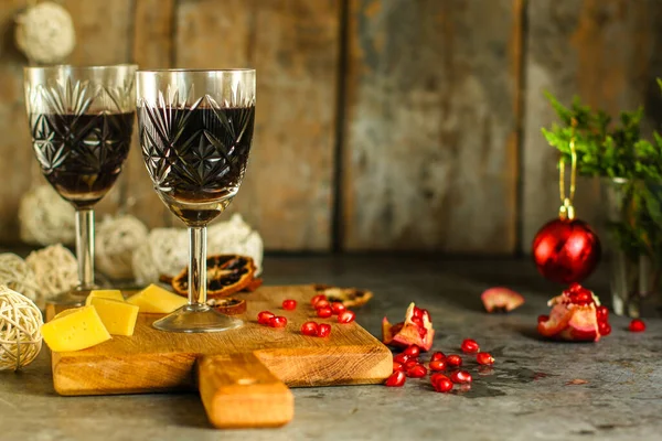 クリスマスの装飾が施されたテーブルの上の2つのワイングラス — ストック写真
