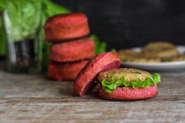 Hamburguesa Roja Sándwich Con Carne Bollo Rosa —  Fotos de Stock