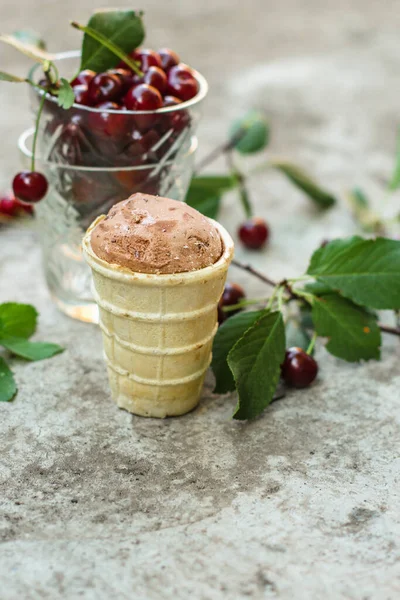 Chokladglass Med Körsbär — Stockfoto