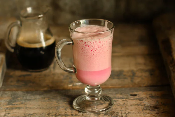 Nahaufnahme Rosa Latte Mit Sirup — Stockfoto