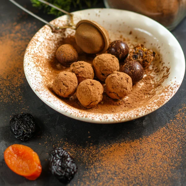 Nahaufnahme Von Köstlichen Hausgemachten Schokoladentrüffeln Auf Dem Tisch — Stockfoto