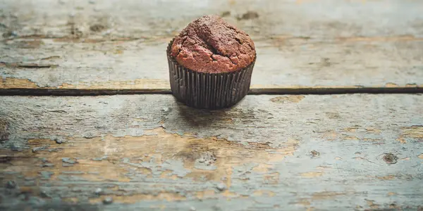 Schokoladenmuffin Auf Holzgrund — Stockfoto