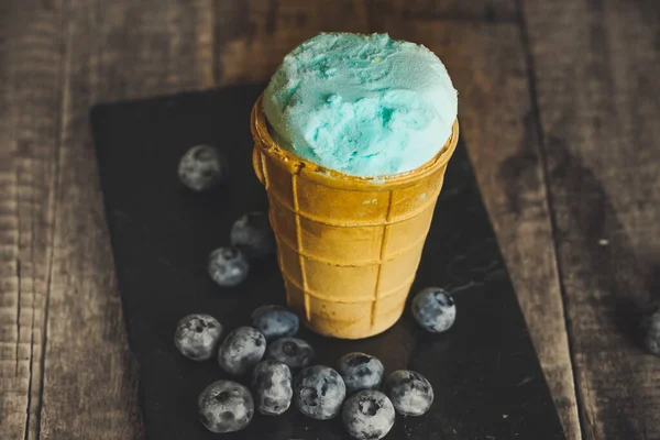 有蓝莓的冰淇淋 — 图库照片