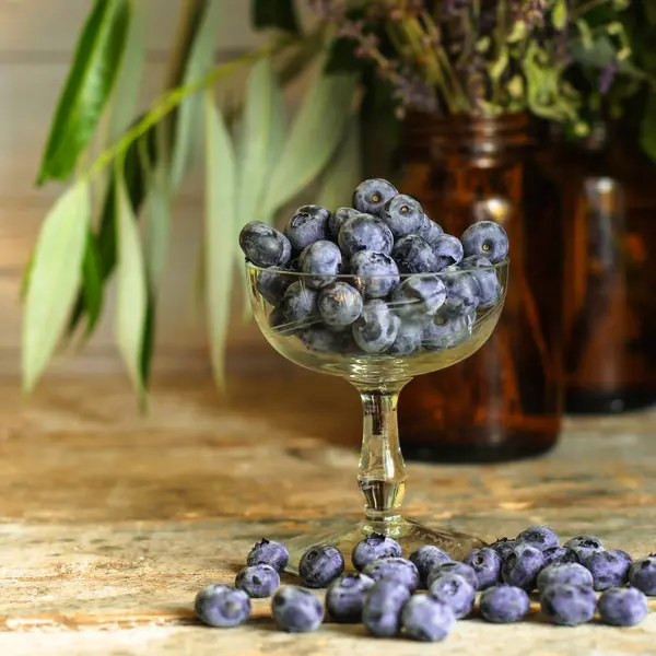 木のテーブルの上のガラス瓶の中のブルーベリー — ストック写真