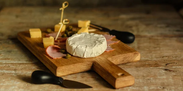 Brânză Camembert Șuncă Placă Lemn — Fotografie, imagine de stoc