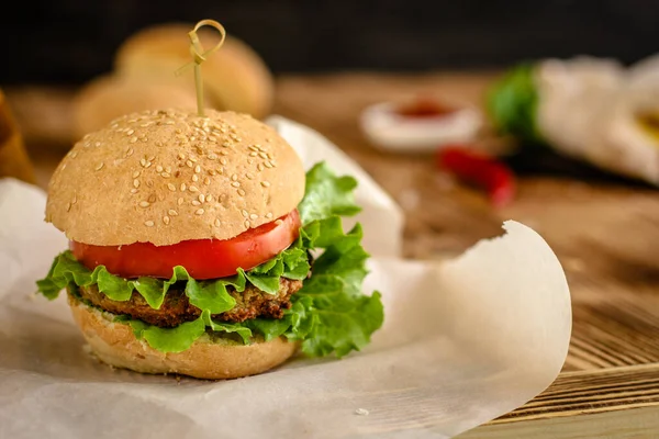 Nahaufnahme Eines Leckeren Burgers Mit Gemüse Und Käse Auf Dem — Stockfoto