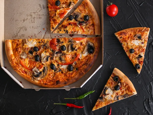 Pizza Con Pepperoni Tomates Queso Champiñones Aceitunas Sobre Fondo Negro —  Fotos de Stock