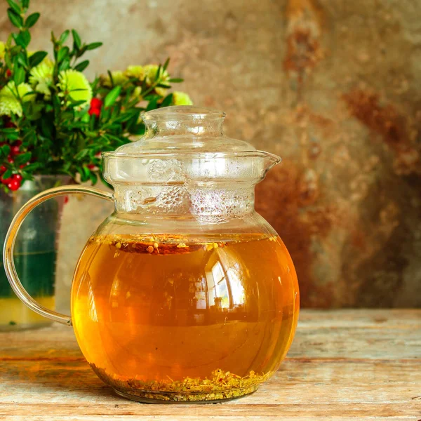 Çayla birlikte cam çaydanlık