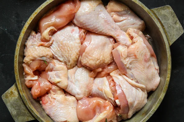 Siyah Arka Planda Baharatlı Otlu Çiğ Tavuk Yakın Çekim Görünümü — Stok fotoğraf