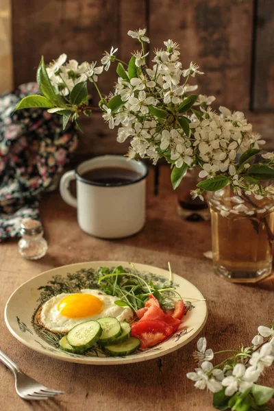 Tahta Masada Taze Sebzeler Meyvelerle Kahvaltı — Stok fotoğraf