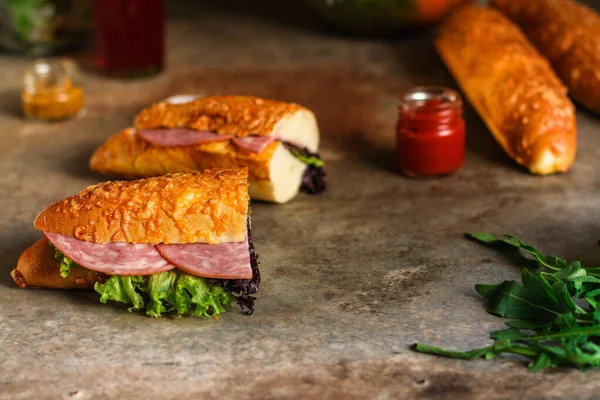 Tutup Sandwich Dengan Salami — Stok Foto