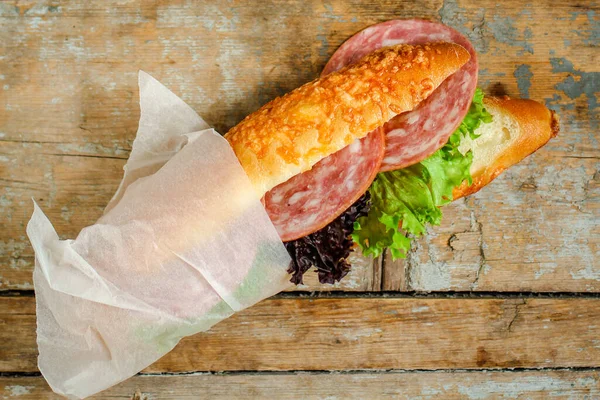 Sandviçi Salamlı Kapatıyoruz — Stok fotoğraf