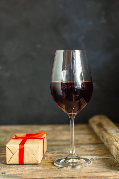 Nahaufnahme Glas Rotwein Mit Geschenk — Stockfoto