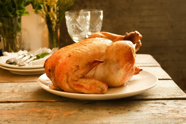 Gebratenes Huhn Mit Gemüse Und Gewürzen Auf Holztisch — Stockfoto