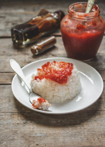 Ryż Pomidory Sosy Salsa Świeża Porcja Gotowy Jedzenia Posiłek Przekąska — Zdjęcie stockowe
