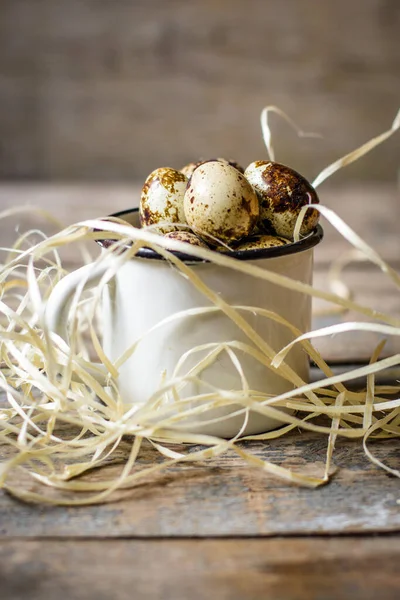 Metal bardakta bıldırcın yumurtası 