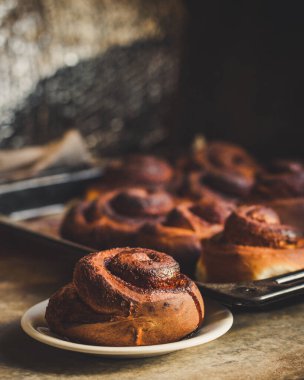 Ev yapımı tarçınlı çörek hazırlama
