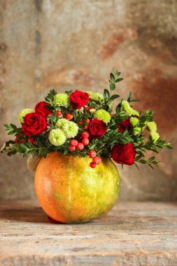 Kırsal arka planda balkabağında çiçekler olan buket.