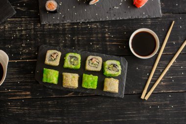 Masada nefis suşi seti, geleneksel Asya mutfağı.