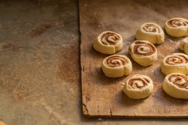 Ev yapımı tarçınlı çörek hazırlama