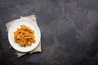 lahana yahnisi, mercimek, baharat, sebze (haşlanmış lahana). Vejetaryen yemekleri. Manzaralı. Boşluğu kopyala