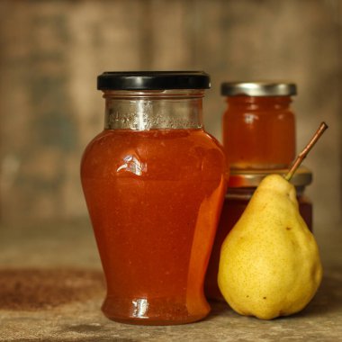 Armut suyu kavanozu ve ahşap arka planda taze elmalar.