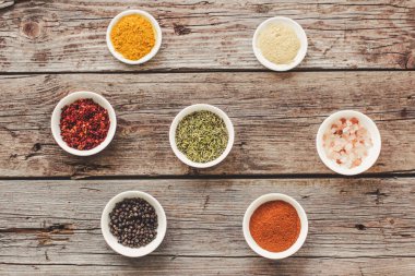 Kaselerdeki çeşitli baharatlar.  