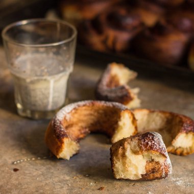 Taze pişmiş tarçınlı çörekleri yakın çekin.