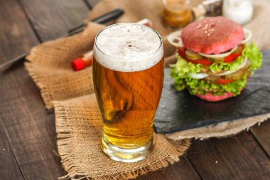 Pembe çörekli ve biralı burger 