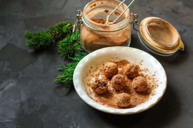 Masada nefis ev yapımı çikolatalı trüf mantarı var.