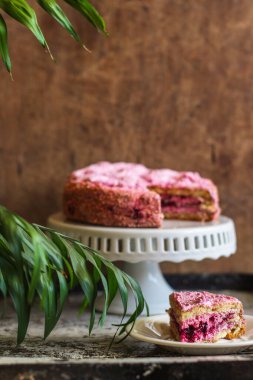 Pembe kremalı ve dutlu turtayı kapat.