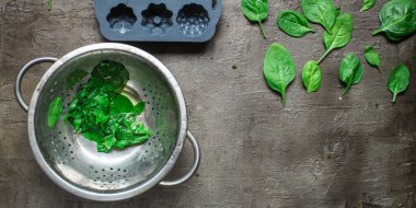 Gri arkaplanda taze ıspanak yapraklarının üst görüntüsü