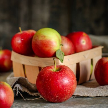 Olgun kırmızı elmalar.