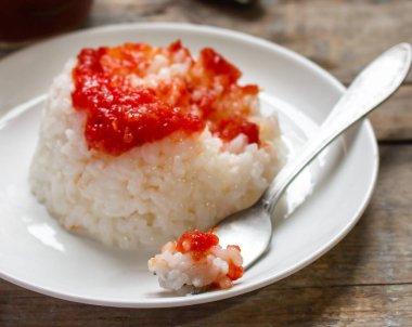 Pirinç domates sosu. Salsa sosu. Masada atıştırmalık yemek için hazır.