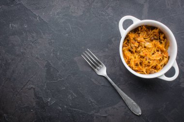 lahana yahnisi, mercimek, baharat, sebze (haşlanmış lahana). Vejetaryen yemekleri. Manzaralı. Boşluğu kopyala