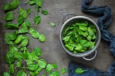 Gri arkaplanda taze ıspanak yapraklarının üst görüntüsü