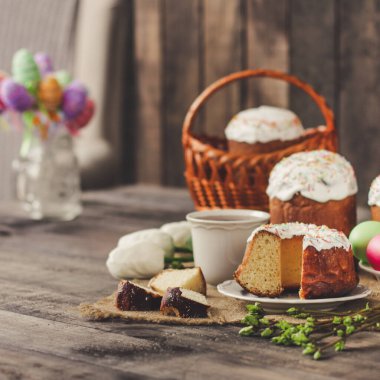 Paskalya pastası ve yumurtalı tatil kompozisyonu