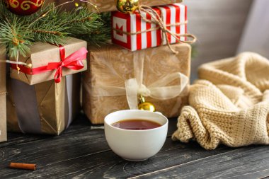 Noel hediye kutuları ve tahta arka planda köknar dalları.