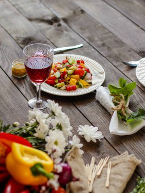 sebzeli salata ve kırmızı şarap.